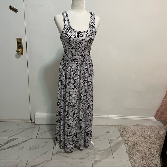 Michael Kors Pompano Palm Leaf Back Twist Maxi. - Picture 5 of 9